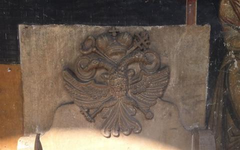 Emblema amplasată la intrarea în Mănăstirea Cozia